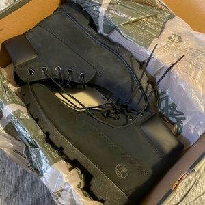 Kids size 4 Tim boots